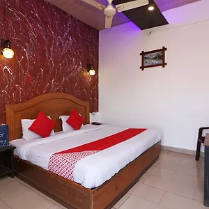 Oyo 80678 Shreenath Residency New Delhi